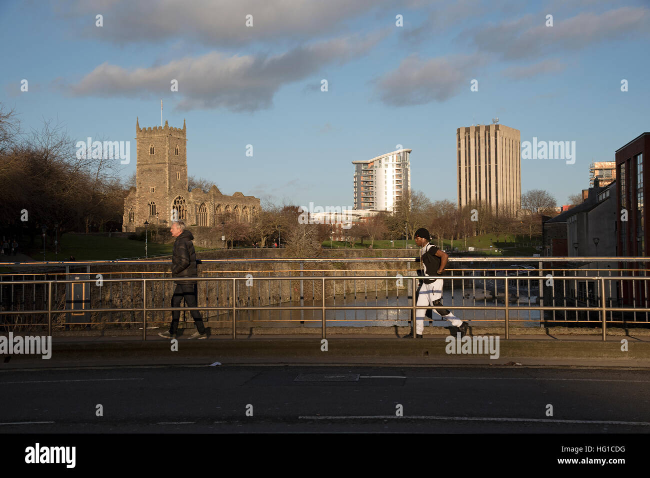 L'église St Pierre sur Parc du Château vu de Bristol Bridge dans le centre-ville, en Angleterre, Royaume-Uni Banque D'Images