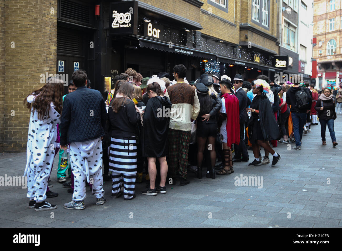 Les gens déguisés en dehors de Zoo Bar & Club à Leicester Square, Londres. Où : London, Royaume-Uni Quand : 02 déc 2016 Banque D'Images