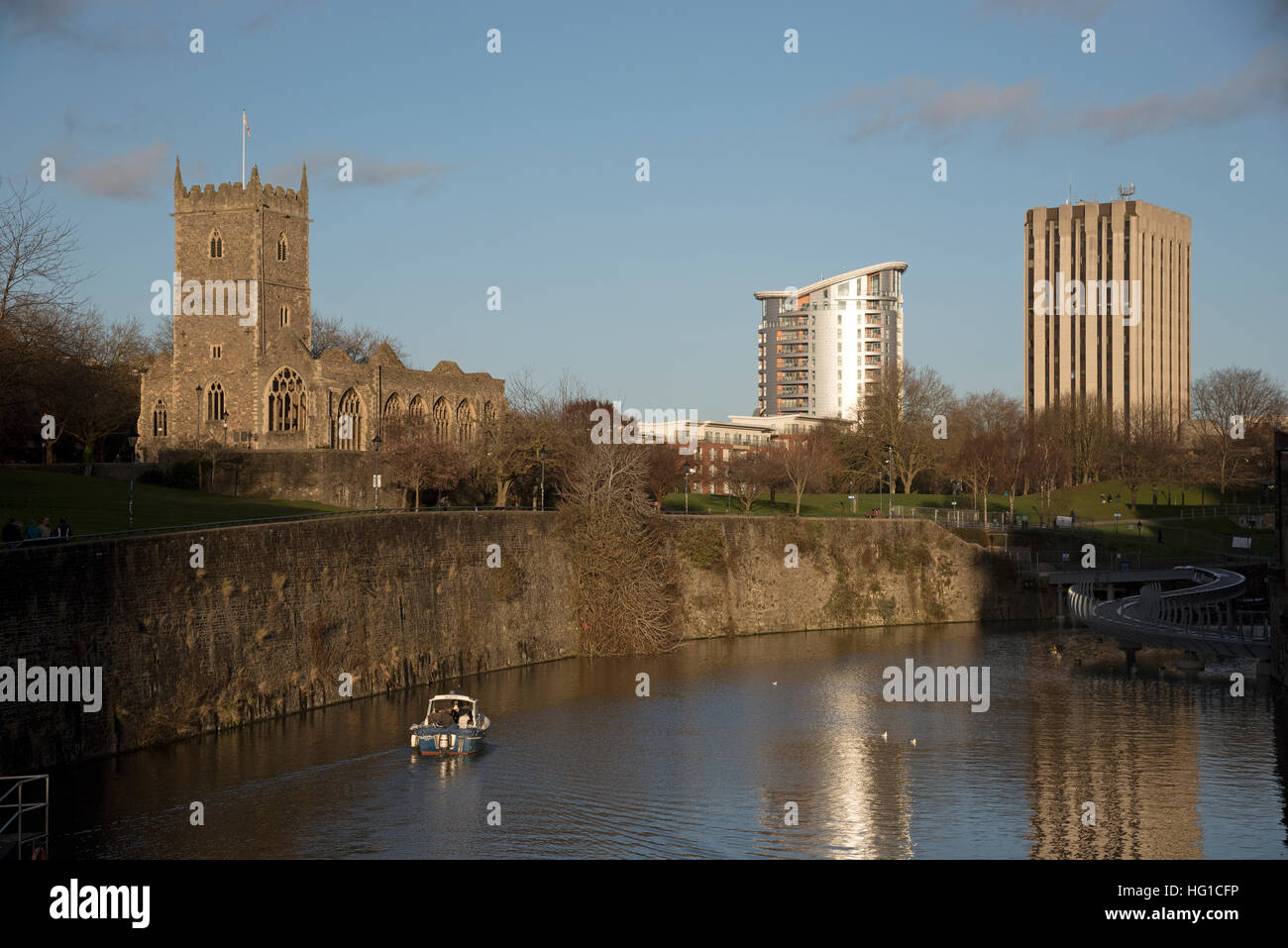 L'église St Pierre sur Parc du Château vu de Bristol Bridge dans le centre-ville, en Angleterre, Royaume-Uni Banque D'Images