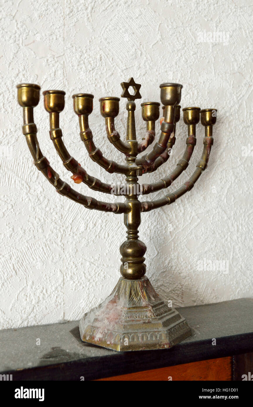 Un metal Hanukkah Menorah, ou Hanukkiah Banque D'Images Un metal Hanukkah Menorah, ou Hanukkiah Banque D'Images