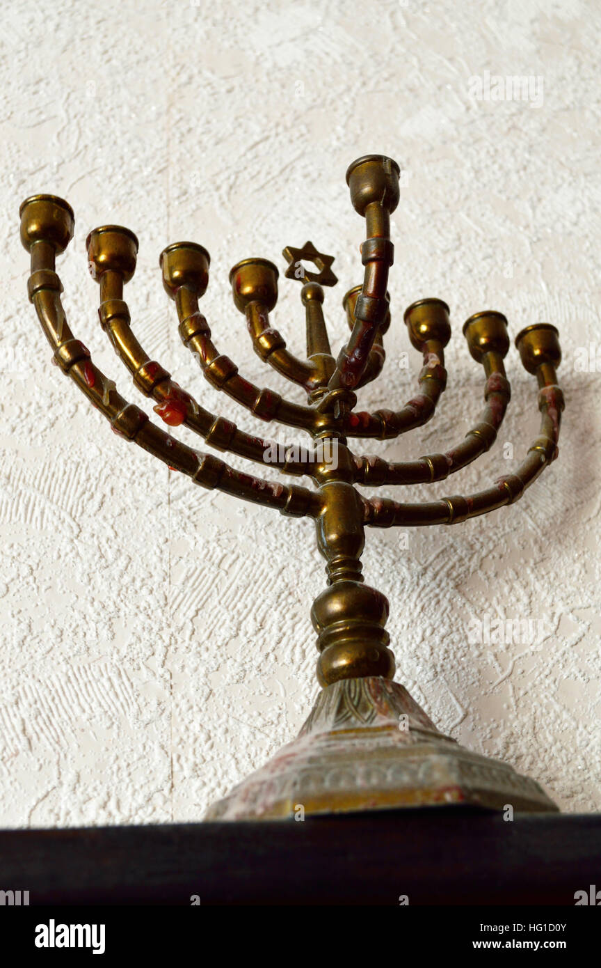 Un metal Hanukkah Menorah, ou Hanukkiah Banque D'Images Un metal Hanukkah Menorah, ou Hanukkiah Banque D'Images