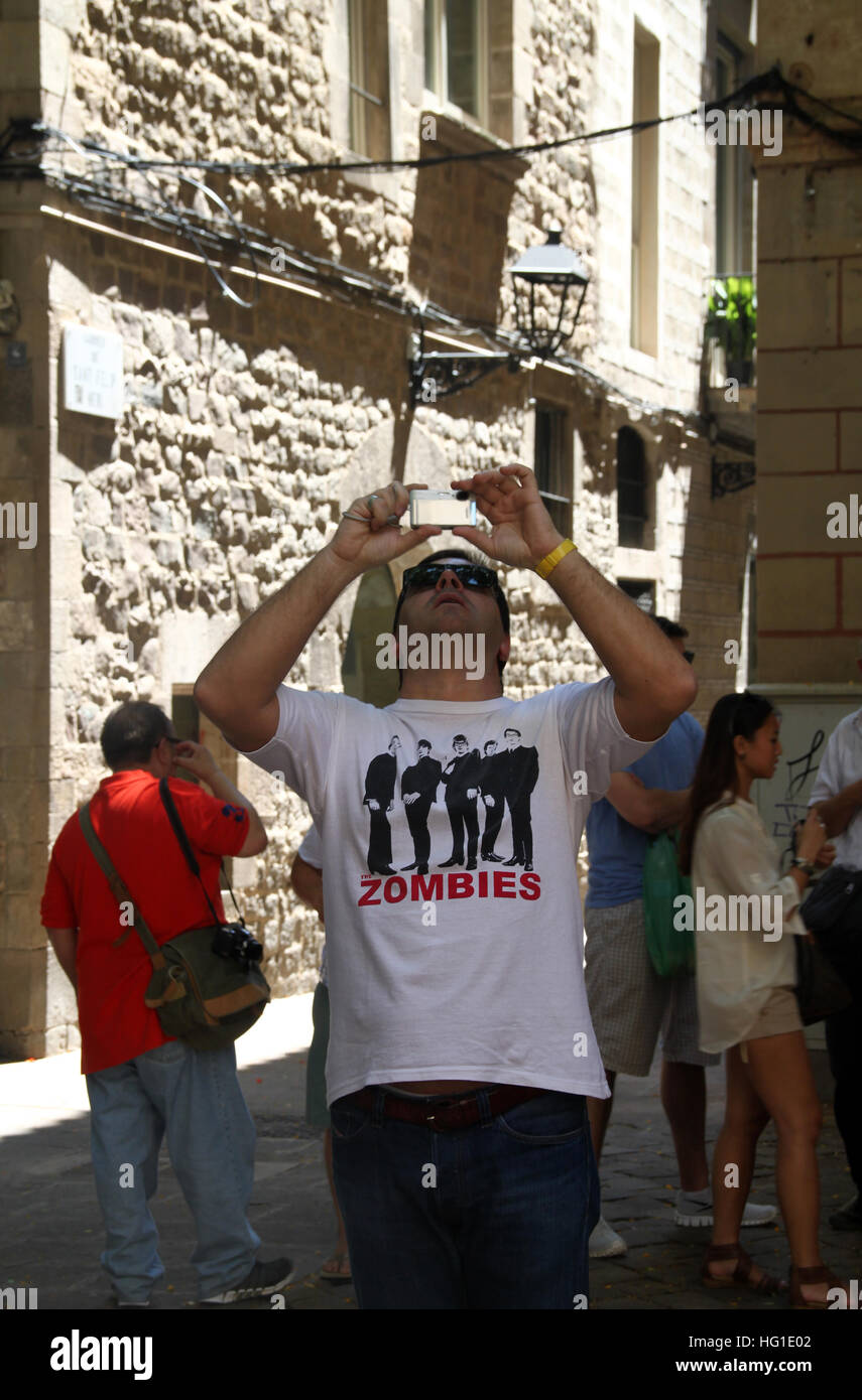 Prise de photos touristiques avec téléphone dans le quartier gothique de Barcelone Banque D'Images