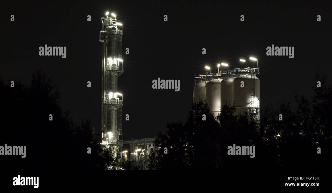 Bâtiment industriel tourné avec l'exposition de l'ampoule par nuit claire Banque D'Images