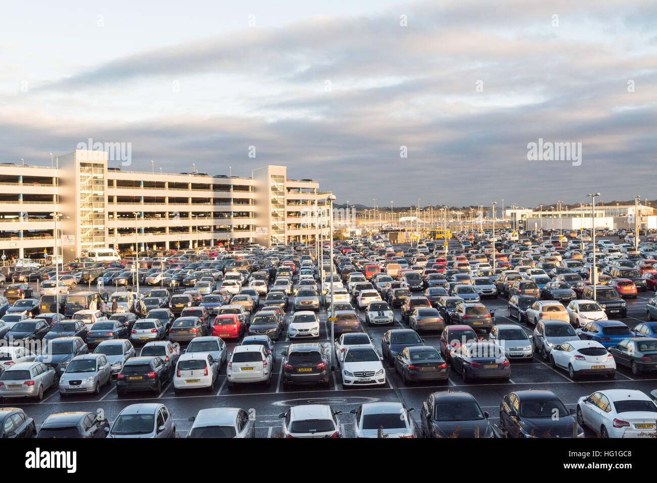 L'aéroport d'Édimbourg - parking voitures garées dans le parking de l'aéroport - Édimbourg, Écosse, Royaume-Uni Banque D'Images