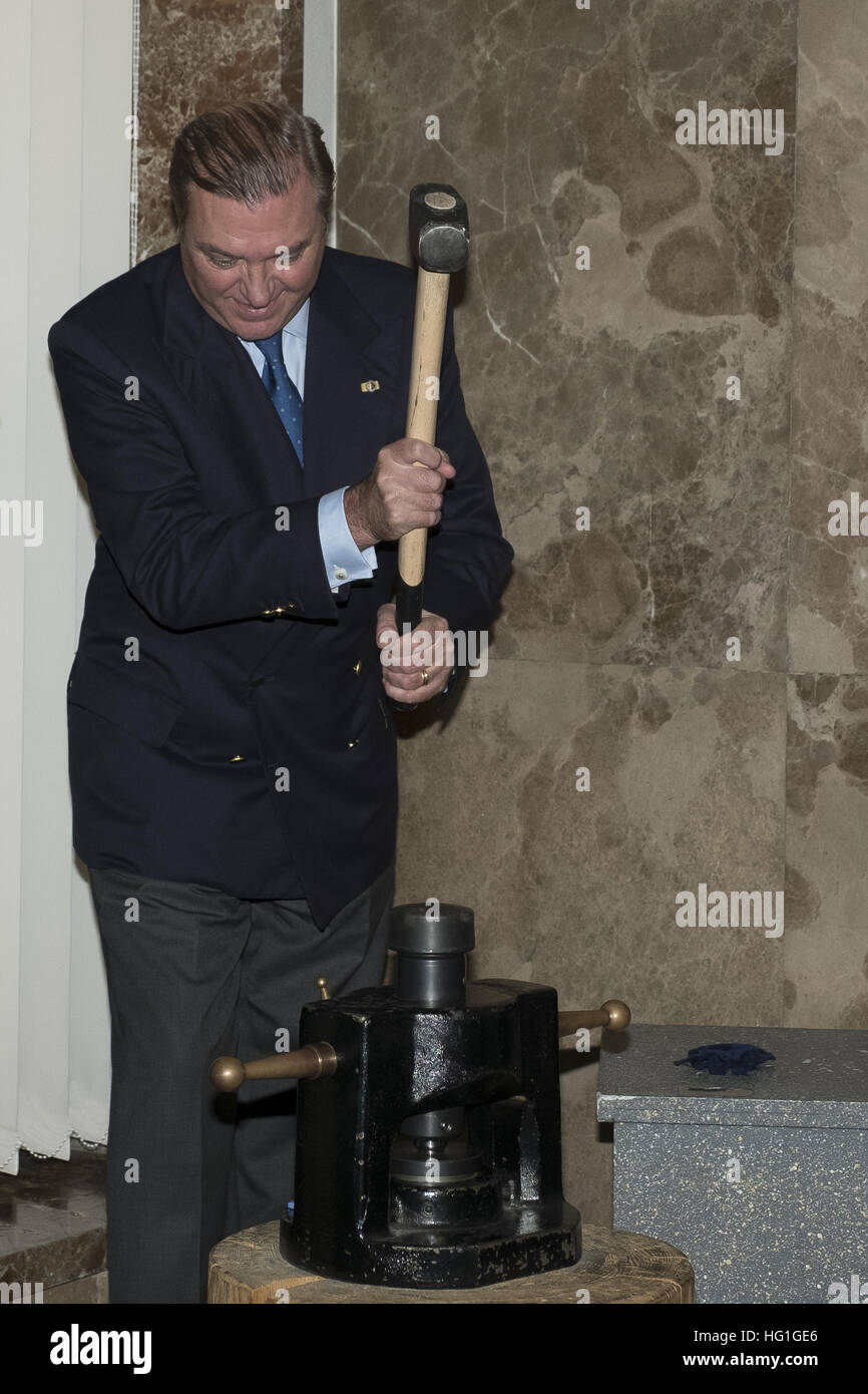 Duc de Castro, son épouse la duchesse Camilla, et leurs filles et Maria Carolina et Maria Chiara inaugurer l 'Virtuti et Merito" exposition présentant : Duc Castro Carlos de Bourbon Où : Madrid, Espagne Quand : 02 Déc 2016 Crédit : Oscar Gonzalez/WENN.com Banque D'Images