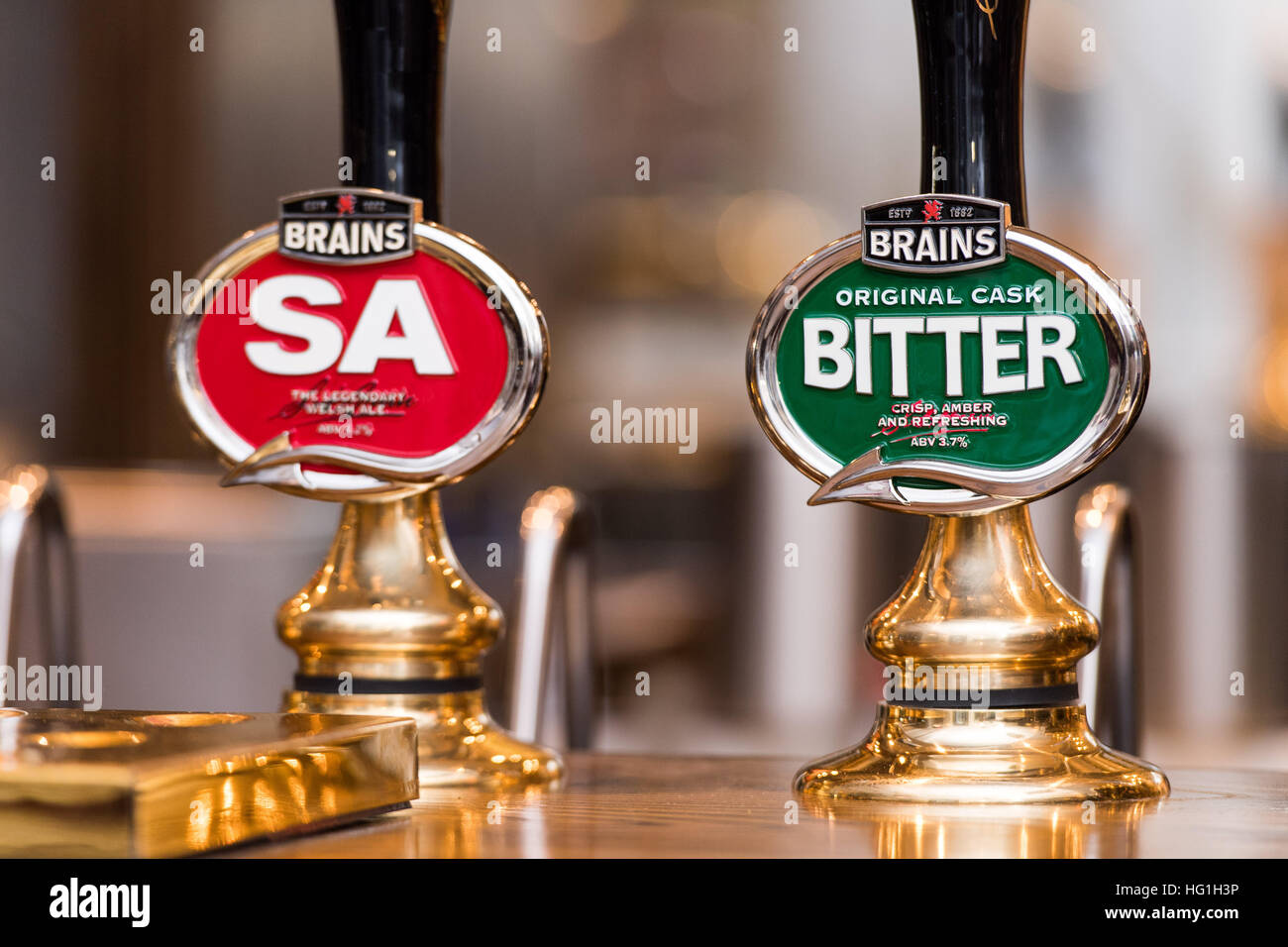 Robinets de cerveaux dans un bar dans un pub Banque D'Images