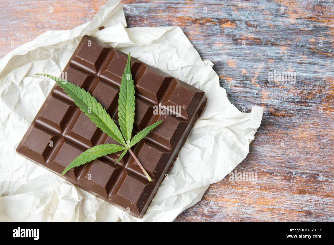 Feuilles de marijuana sur le dessus de chocolat noir Banque D'Images