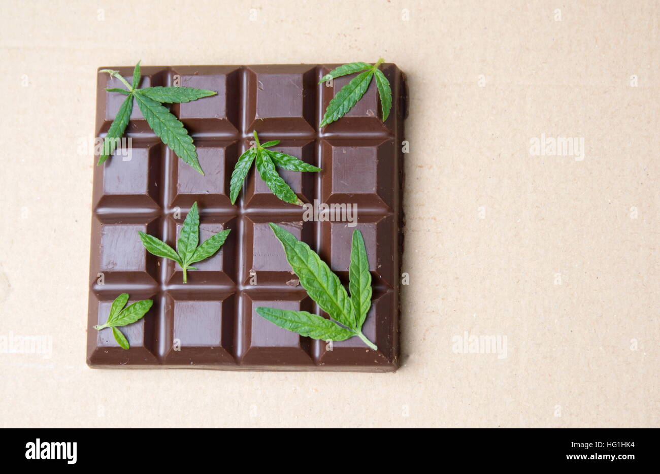 Feuilles de marijuana sur le dessus de chocolat noir Banque D'Images