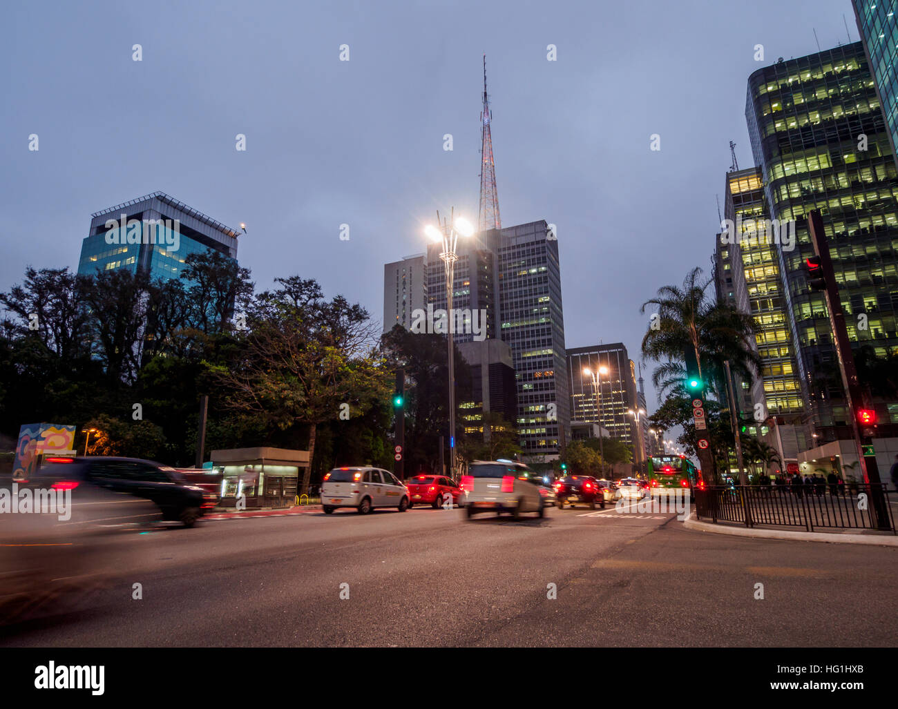 Le Brésil, l'État de Sao Paulo, ville de Sao Paulo, au crépuscule vue de l'Avenue Paulista. Banque D'Images