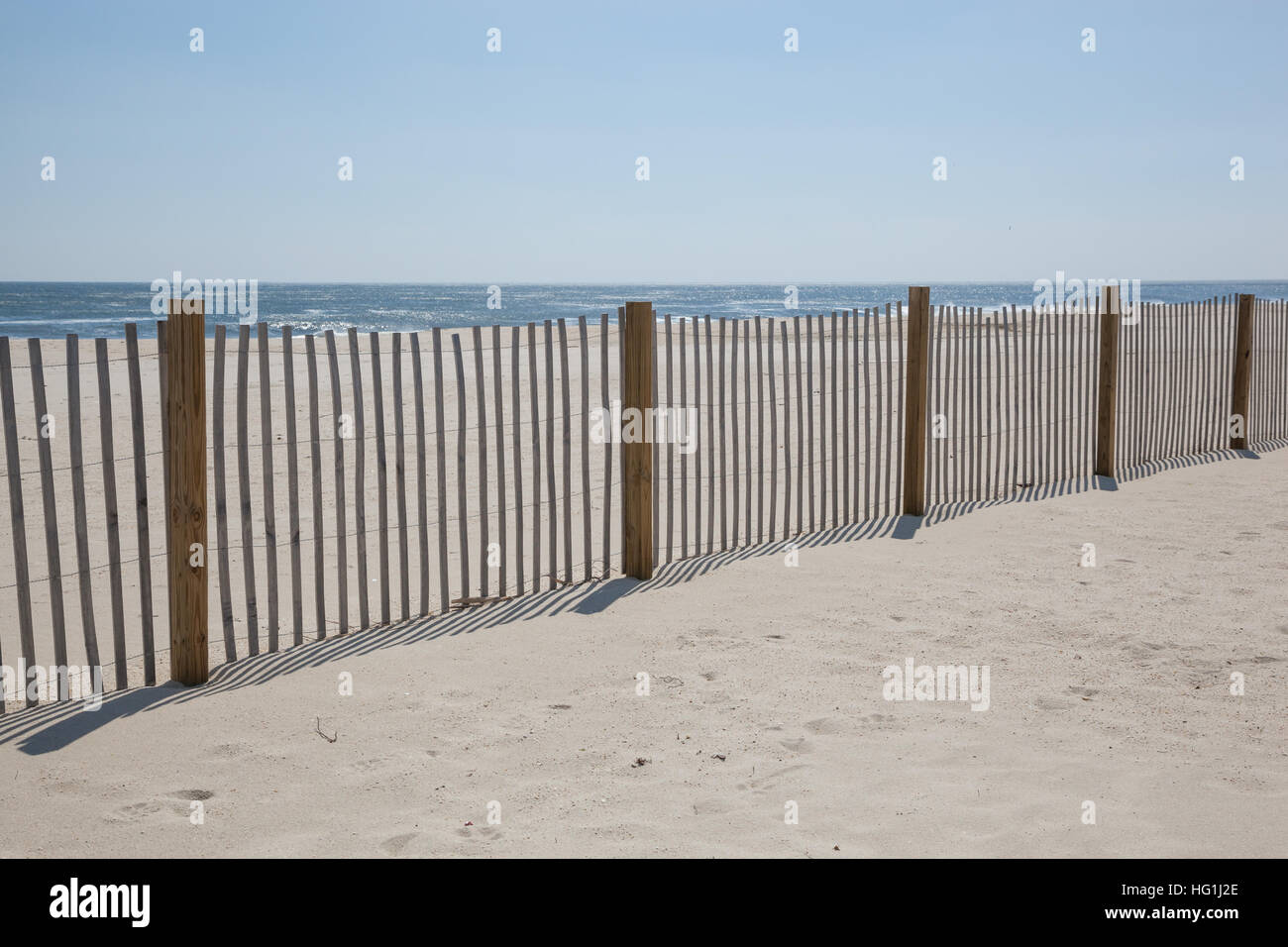 Clôtures à sable en bois le long de la plage à préserver et protéger la plage de sable. Banque D'Images