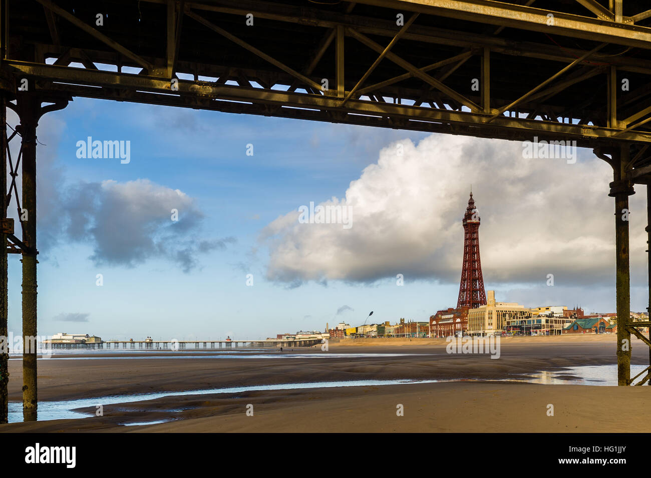 La tour de Blackpool se trouve sur la photo du dessous de Central Pier, Blackpool, Lancashire, Royaume-Uni. Banque D'Images