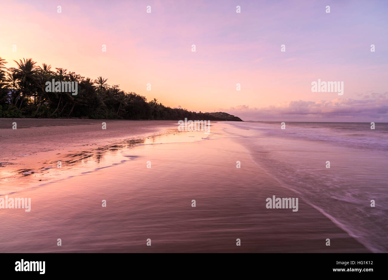 Four Mile Beach au coucher du soleil. Port Douglas, Queensland, Australie Banque D'Images