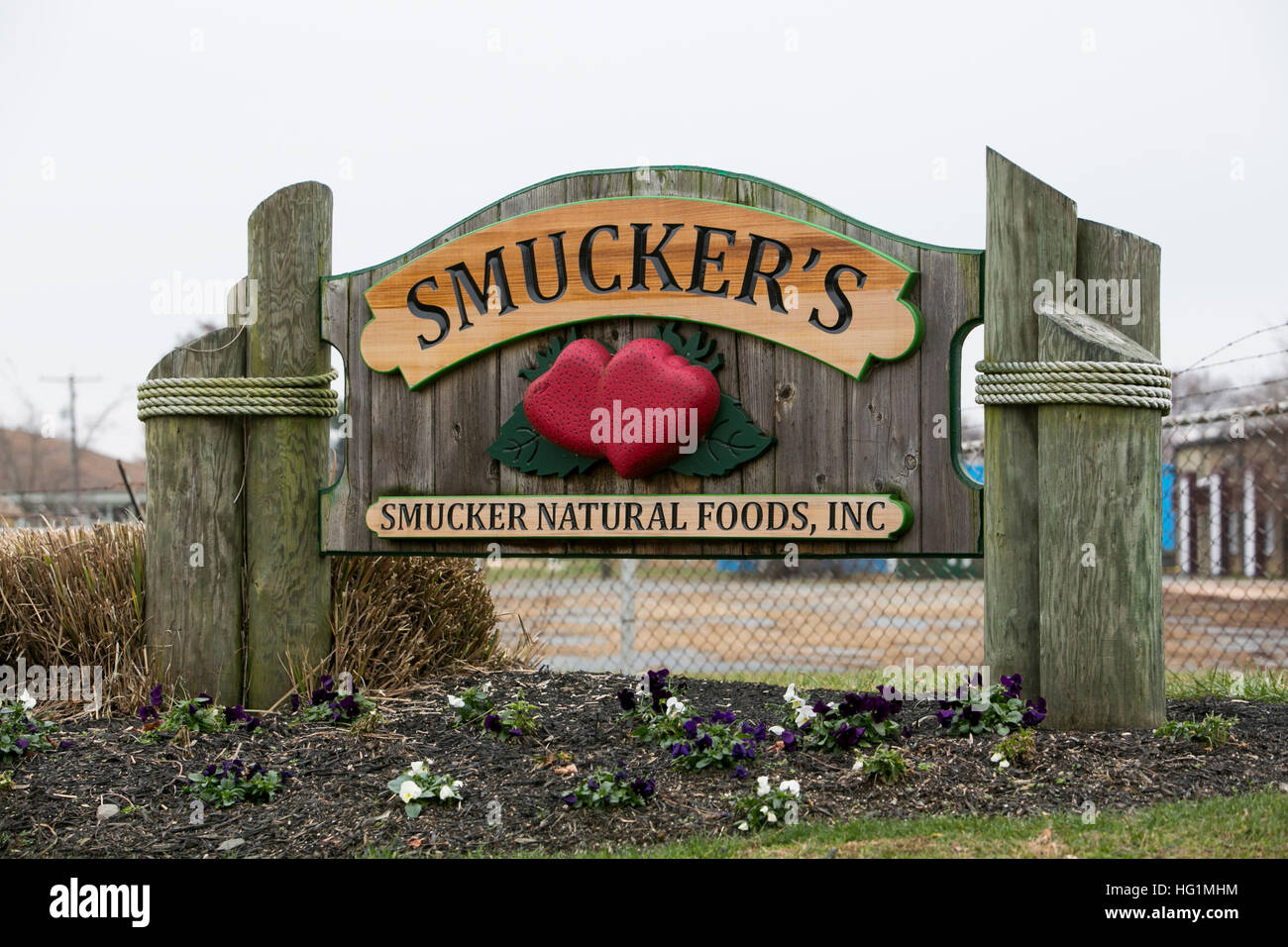 Un logo affiche à l'extérieur d'un établissement occupé par Smucker Natural Foods, Inc., une filiale de la société la J. M. Smucker, dans la région de Havre de Grace, Maryland Banque D'Images