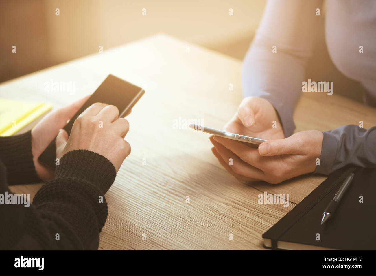 Deux smartphones d'affaires en utilisant le nom de réunion au bureau, selective focus Banque D'Images
