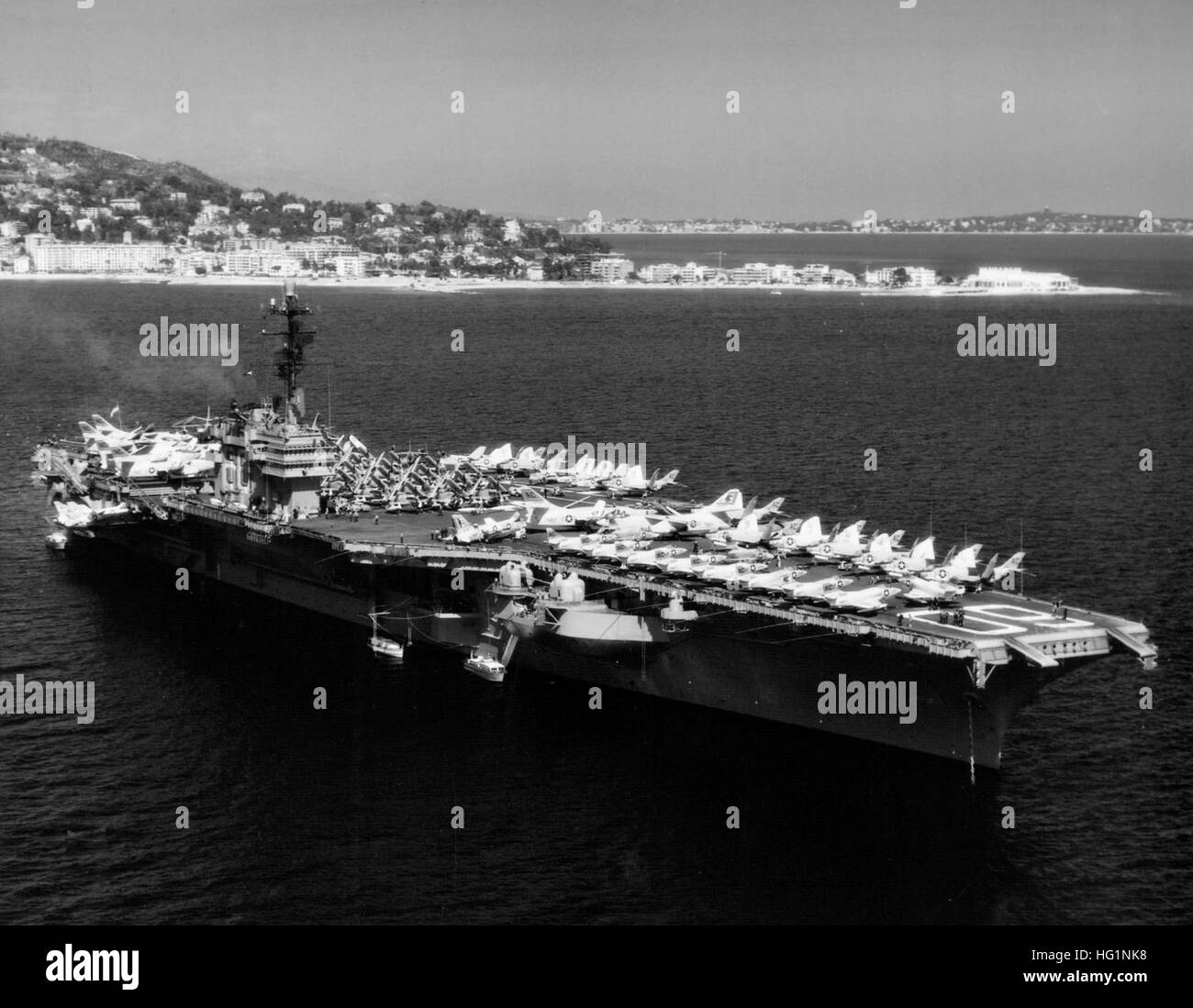 USS Saratoga (CVA-60) au large de Cannes 1958 Banque D'Images