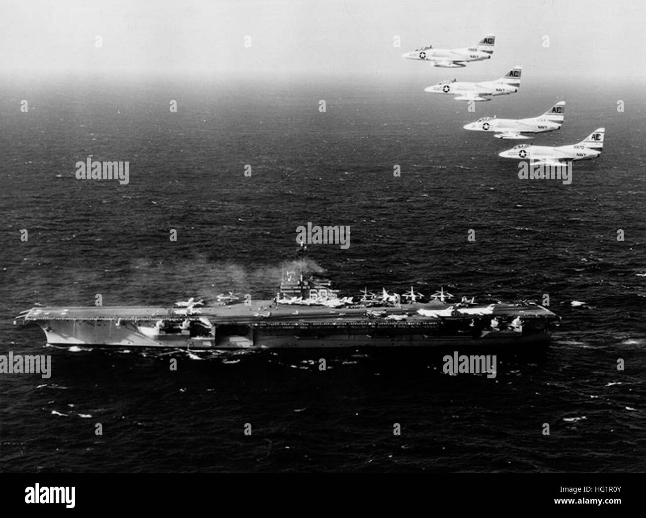 USS Saratoga (CVA-60) en mer fév 1958 Banque D'Images