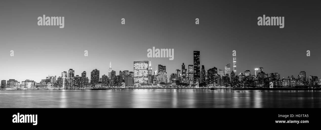 Le noir et blanc vue panoramique sur les toits de Manhattan à New York par nuit Banque D'Images