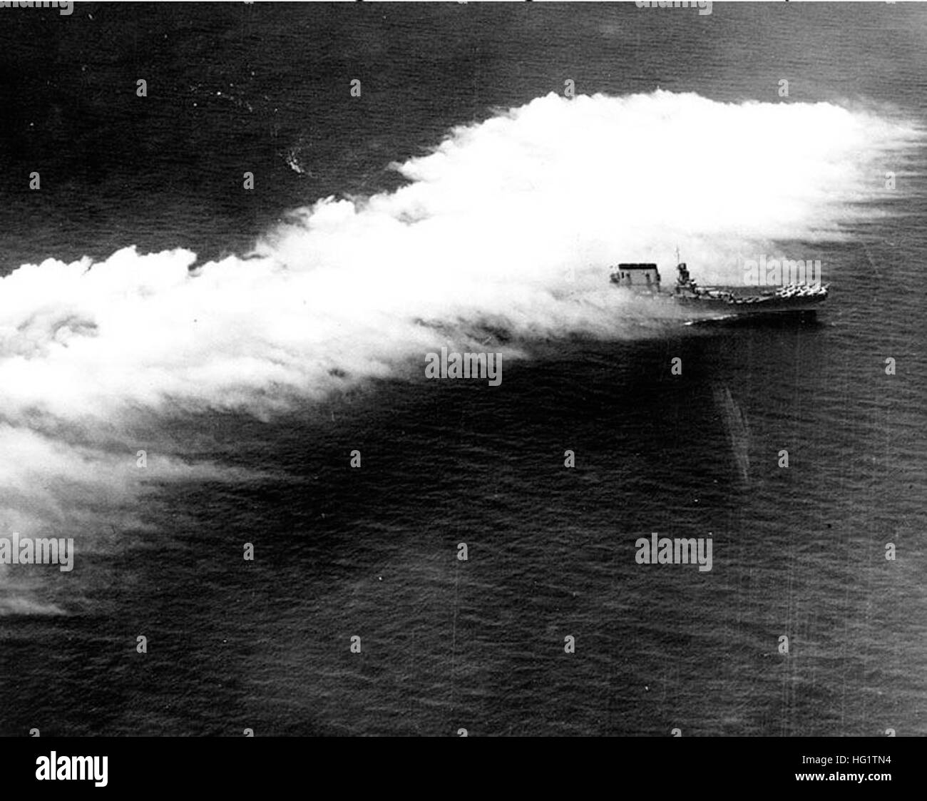 USS Lexington (CV-2) cuit à travers un écran de fumée, Février 1929 Banque D'Images