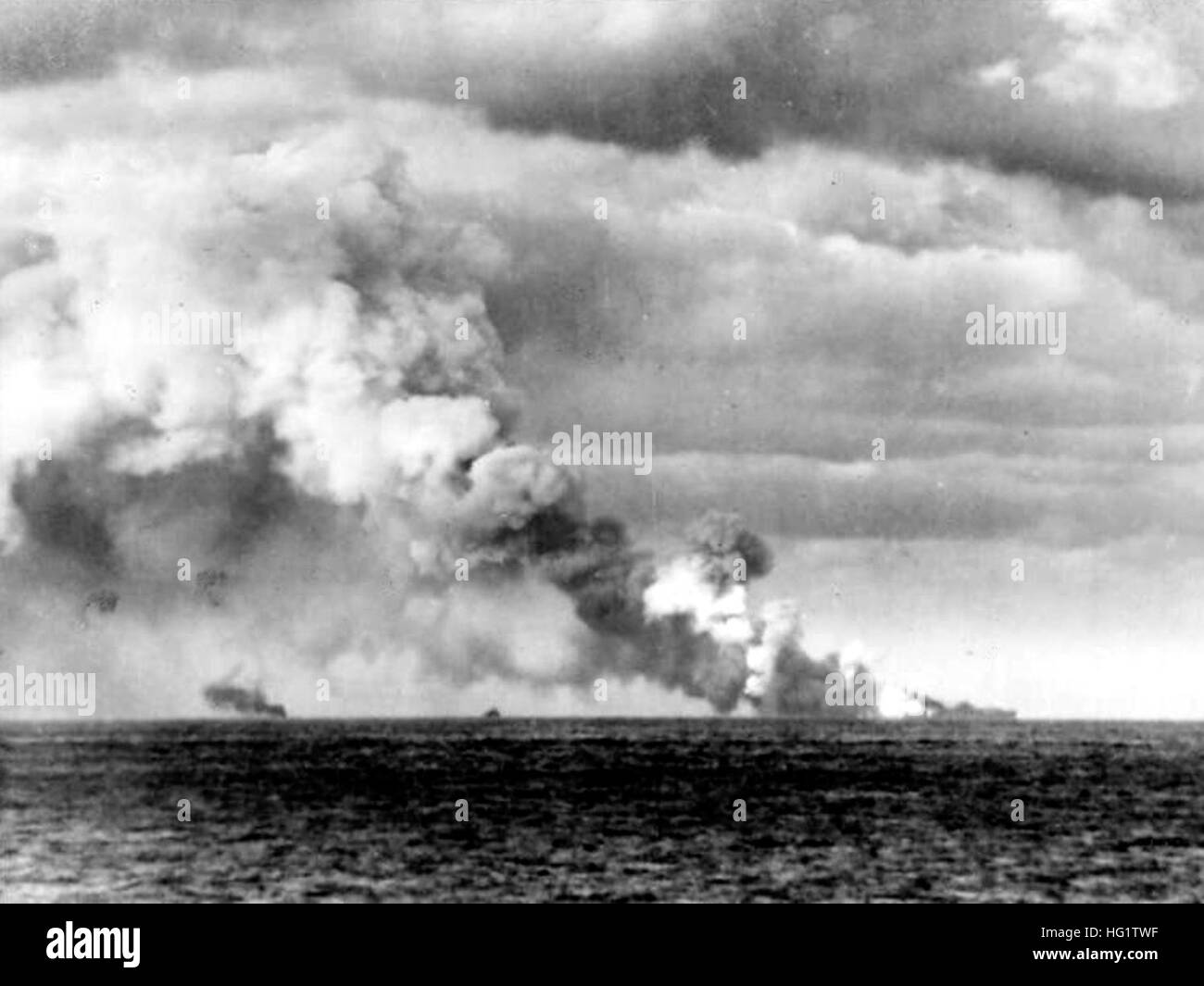 USS Franklin (CV-13) La combustion en 1945 Banque D'Images