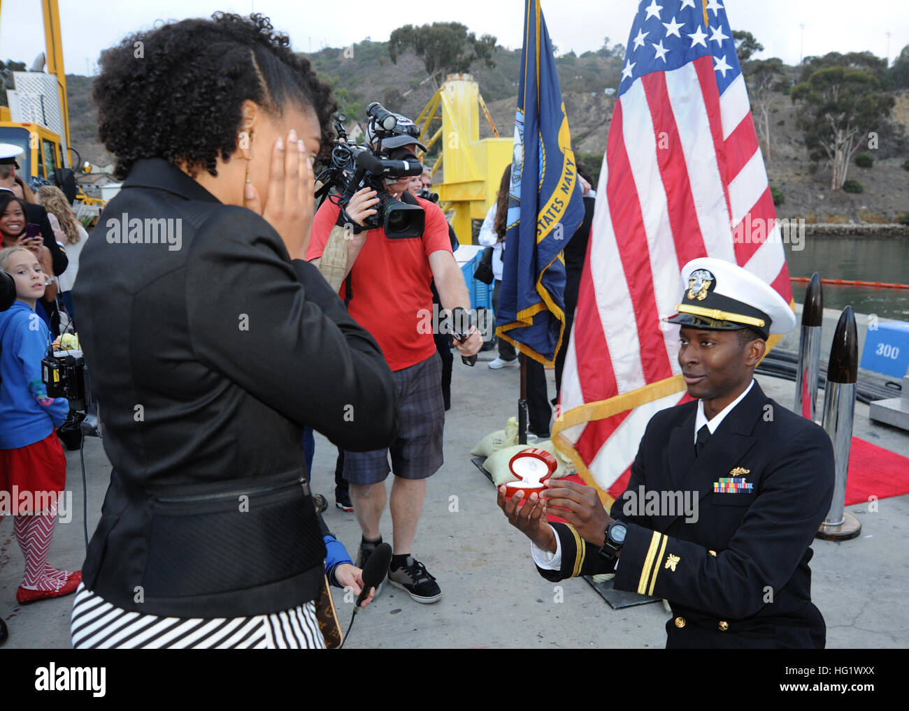 131218-N-NB544-171 SAN DIEGO (déc. 18, 2013) Le lieutenant J.G. Justin Gay propose à sa petite amie Cynthia Fambro suivant le retour de la Los Angeles-classe d'attaque USS Hampton (SSN 767) de la base navale de Point Loma après un déploiement de six mois dans la région du Pacifique occidental. (U.S. Photo par marine Spécialiste de la communication de masse 2e classe Kyle Carlstrom/relâché), USS Hampton homecoming 131218-N-NB544-171 Banque D'Images