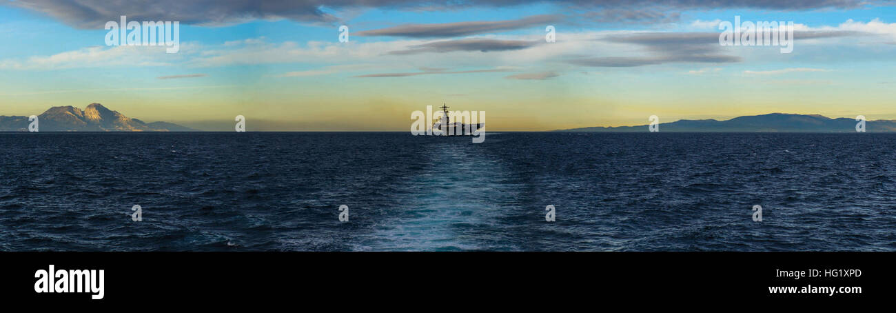 140227-N-VC599-234 Mer Méditerranée (fév. 27, 2014) Le porte-avions USS George H. W. Bush (CVN 77) transits le détroit de Gibraltar. Le George H. W. Groupe aéronaval du bush est déployée à l'appui d'opérations de sécurité maritime, les efforts de coopération en matière de sécurité dans le théâtre et dans les missions à l'appui de l'opération Enduring Freedom dans le 5ème et la 6ème flotte domaines de responsabilité. C'est une image composite fait en combinant plusieurs images numériques pour créer une photo panoramique. (U.S. Photo Illustration marine Spécialiste de la communication de masse en 2e classe Justin Wolpert/relâché), USS George HW Bush (CVN- Banque D'Images