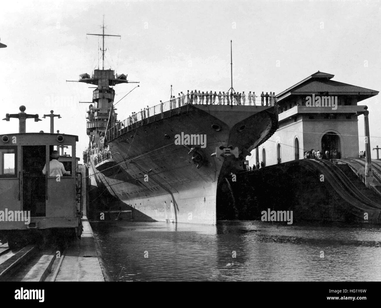 USS Lexington (CV-2) dans le canal de Panama lock en mars 1928 Banque D'Images