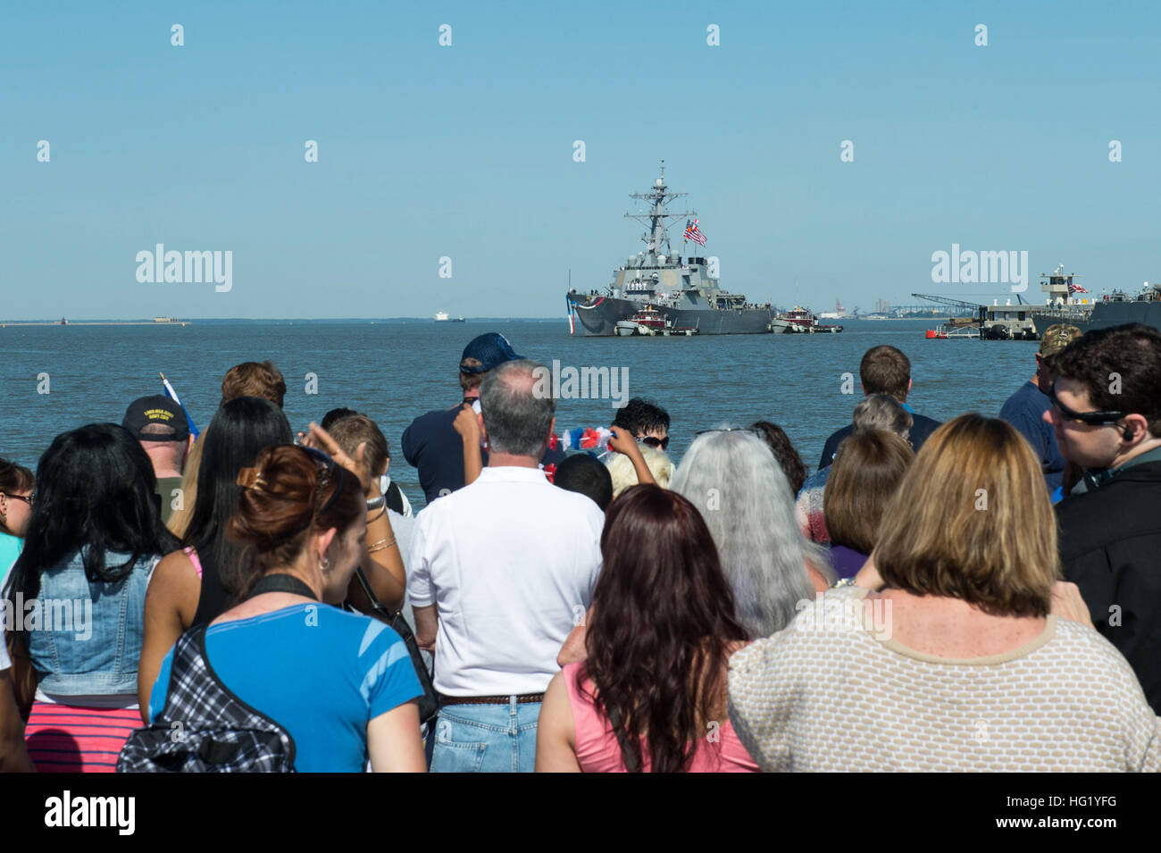 Les membres de la famille pour attendre l'arrivée de l'destroyer lance-missiles USS Ramage (DDG 61) 4 mai 2014, à la base navale de Norfolk, en Virginie, le Ramage de rentrer d'un déploiement de neuf mois des opérations de sécurité maritime et les efforts de coopération en matière de sécurité dans le théâtre américain dans la zone de responsabilité de la sixième flotte. (U.S. Photo par marine Spécialiste de la communication de masse Jackie 3e classe/Hart) Parution USS Ramage homecoming 140504-N-VC236-008 Banque D'Images