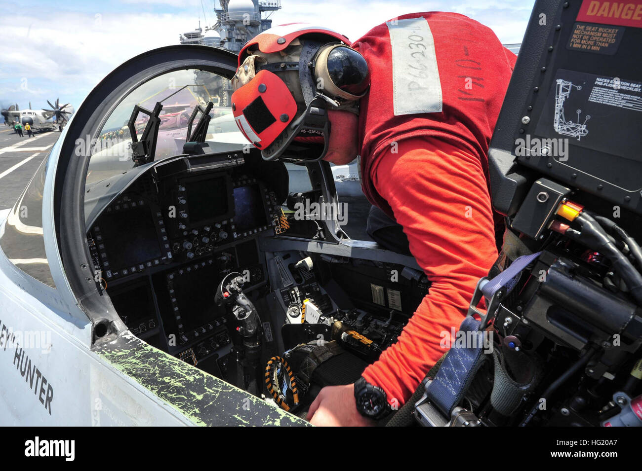 Ordnanceman Aviation aviateur Corey Langsdorf, une Winfield, W.V., les autochtones affectés à l' 'Gauntlets of Electronic Attack Squadron (VAQ) 136, inspecte un cockpit de l'avion avant le vol, à bord du porte-avions USS Ronald Reagan (CVN 76). Ronald Reagan est participant à l'exercice RIMPAC 2014. Vingt-deux nations, plus de 40 navires et sous-marins, plus de 200 avions et 25 000 personnes participent à l'exercice RIMPAC, du 26 juin au 1 août, dans et autour des îles hawaïennes. Le plus grand exercice maritime international RIMPAC, fournit une formation unique cuisine Banque D'Images