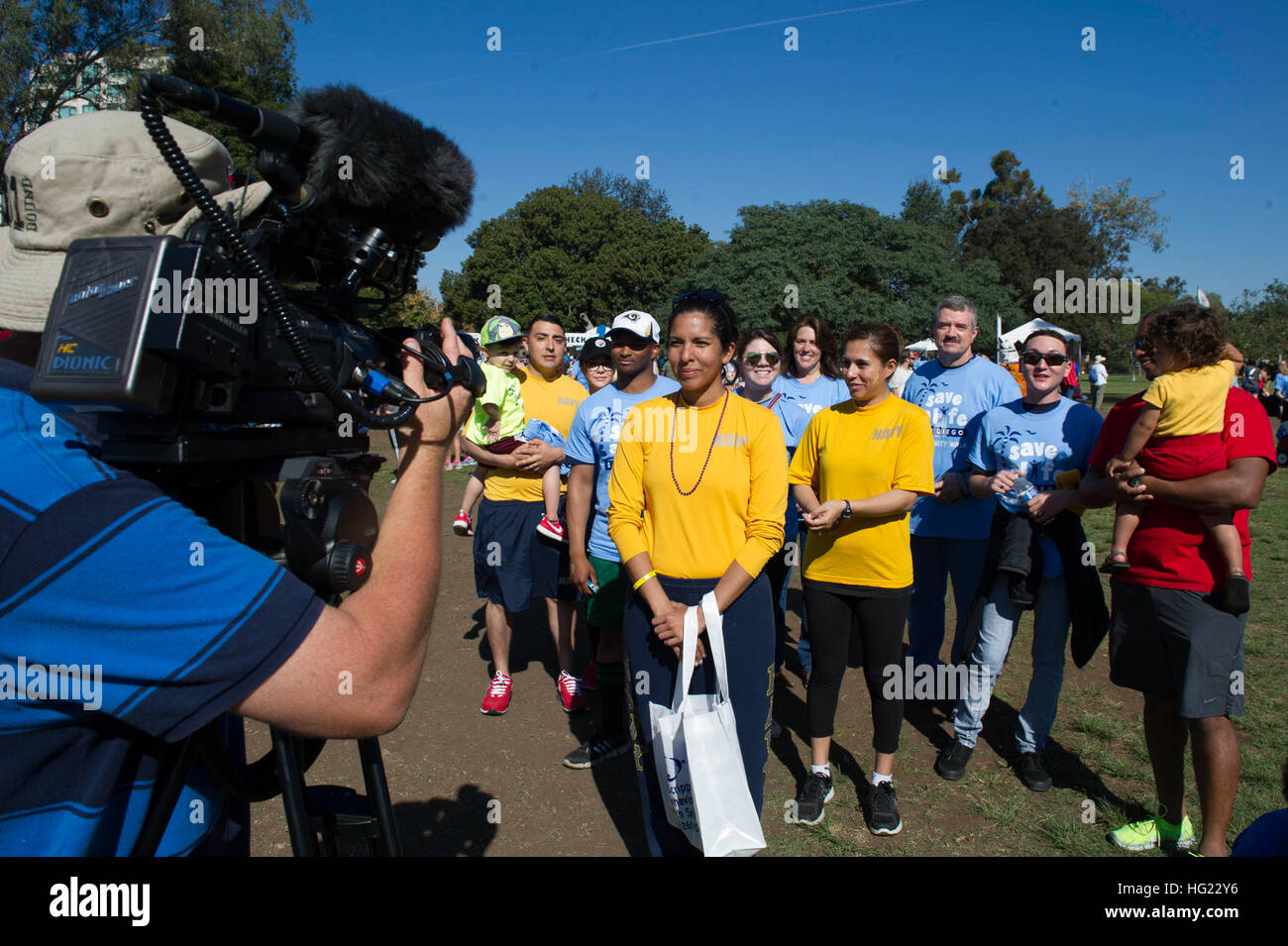 Seaman Melissa Saavedra, affecté à l'Amérique d'assaut amphibie USS LHA (6), répond à des questions au cours d'une interview télévisée après avoir participé à l'enregistrement d'une communauté de vie marcher dans Balboa Park, San Diego. La Coalition du navire des marins contre les décisions destructrices (CSADD) Organisation par une équipe pour aider à promouvoir la sensibilisation à la prévention du suicide. L'Amérique est le premier navire de sa classe et la quatrième à porter le nom. Le navire remplace le Tarawa-classe de navire d'assaut amphibie comme la prochaine génération "big-deck" (navire d'assaut amphibie et est optimisé pour l'aviation et capable de supporti Banque D'Images