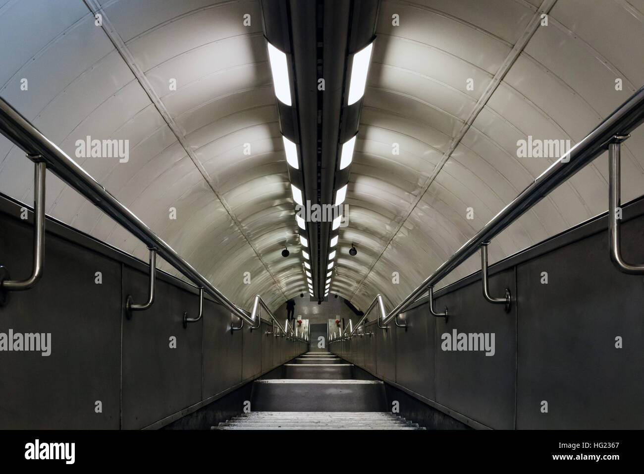 Londres, UK - 5 octobre 2016, passage descendant dans le métro de Londres Banque D'Images