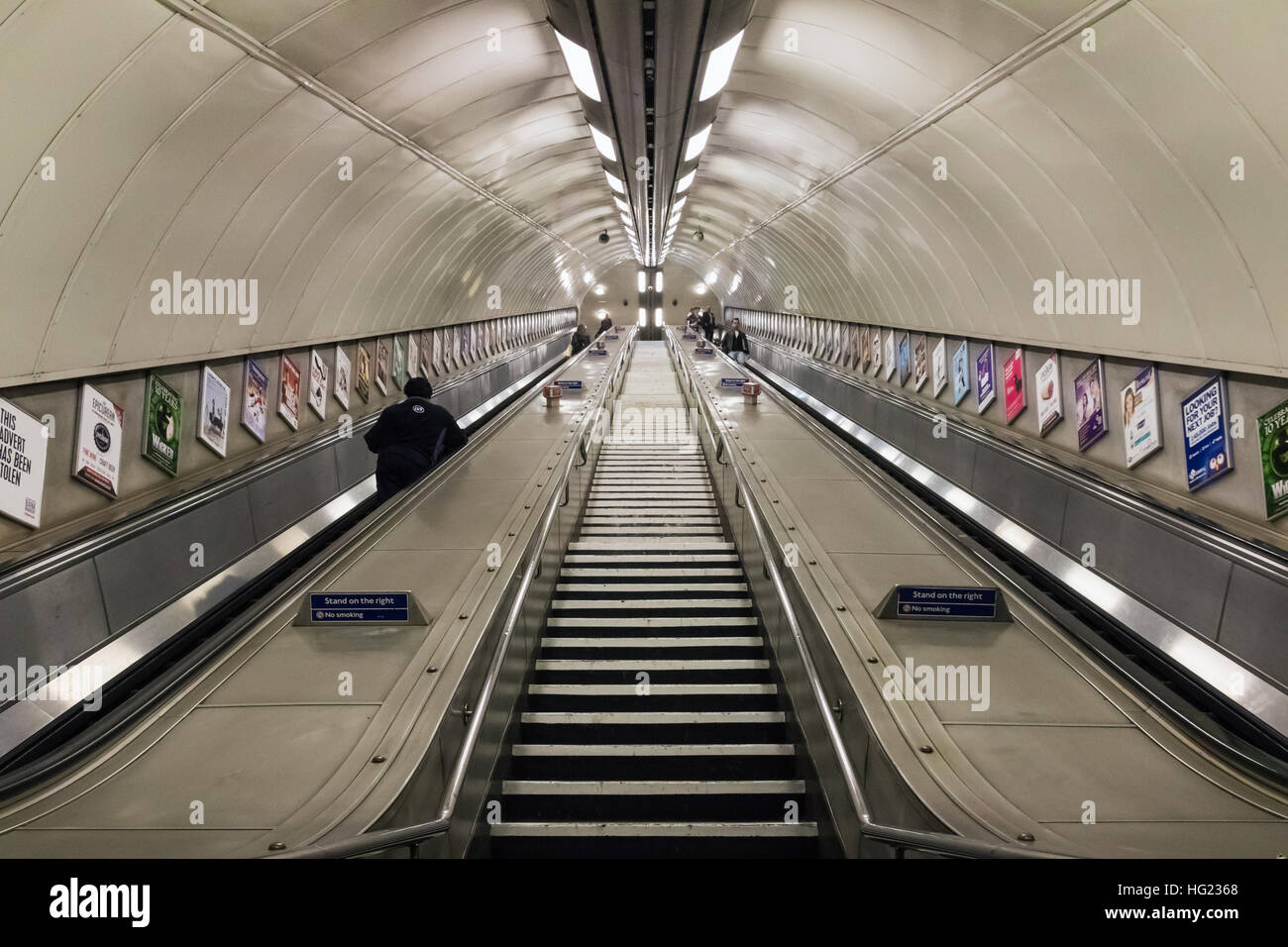 Londres, UK - 5 octobre 2016, passage descendant dans le métro de Londres Banque D'Images