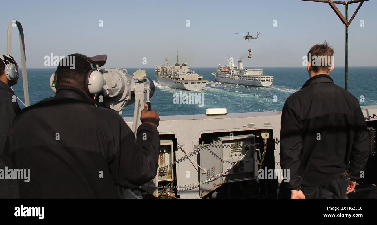 Le quai de transport amphibie USS San Diego (LPD 22) se prépare à tirer à côté de la commande de transport maritime militaire navire de soutien de combat rapide USNS Rainer (T-AOE 7) et en chambres sèches ship DEMANDES Fort Austin (A386) au cours d'un ravitaillement en mer. San Diego est une partie de l'île de Makin Groupe amphibie et, avec l'entrepris 11e Marine Expeditionary Unit, est déployé à l'appui des opérations de la sécurité maritime et le théâtre dans la 5e Flotte des États-Unis zone de responsabilité. (U.S. Photo par marine Spécialiste de la communication de masse 3 Classe Gerald Dudley Reynolds/ libéré) USS San Diego ravitaillement en mer 141 Banque D'Images