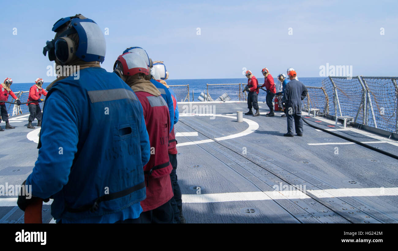 Des marins de classe Ticonderoga croiseur lance-missiles USS (Chosin CG 65) conduite d'une collision et de forage de récupération sur le poste de pilotage en mer. Est de Chosin actuellement en cours pour la formation de routine dans l'Hawaiian OPAREA. (U.S. Photo de la marine par le feu de deuxième classe Controlman Andrew Albin/relâché), USS opérations Chosin 150128-N-WT787-010 Banque D'Images