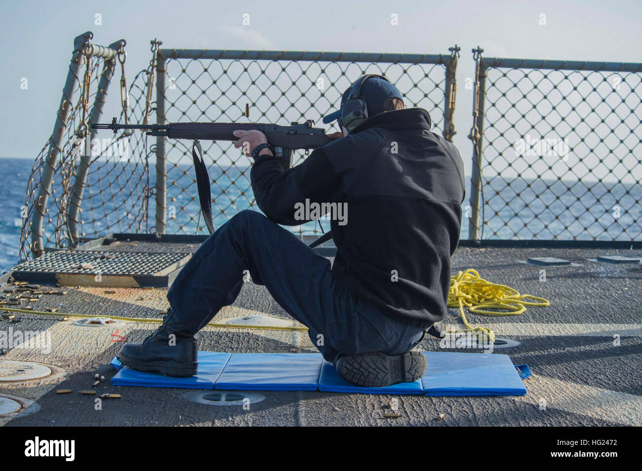 Gunner's Mate 2e classe Zachary Morril, Braymer ve, de feux, d'une carabine M4 au cours d'un petit bras de la requalification à bord, USS Cole (DDG 67) 3 février 2015. Cole, une classe Arleigh Burke destroyer lance-missiles, homeported à Norfolk, mène des opérations navales dans la sixième flotte américaine zone d'opérations à l'appui de la sécurité nationale des États-Unis en Europe. (U.S. Photo par marine Spécialiste de la communication de masse Mat 3e classe Murch/libérés) USS Cole 150203-N-TC720-149 Banque D'Images