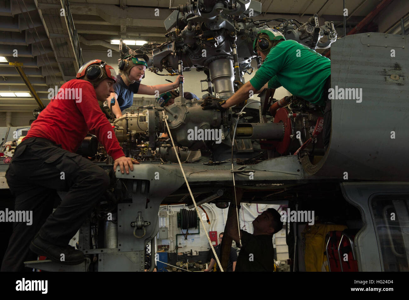 150212-N-S168-064 GOLFE D'ADEN (fév. 12, 2015) - les membres du Service d'un système de rotor inférieur réparé en place sur un MH-60S Seahawk à partir d'hélicoptères de combat à bord de mer 28 Escadron d'assaut amphibie USS Iwo Jima (DG 7). Iwo Jima est le navire amiral de la groupe amphibie (ARG) et, avec l'entrepris 24e Marine Expeditionary Unit (MEU), fournit une solution polyvalente à la mer, la force expéditionnaire qui peuvent être adaptés à une variété de missions dans la 5e flotte américaine zone d'opérations. (U.S. Photo par marine Spécialiste de la communication de masse Seaman Magen F. Weatherwax/relâché), USS Iwo Jima 150212 activité-N Banque D'Images