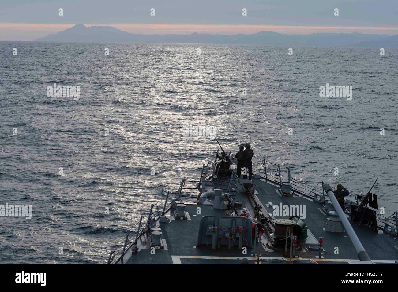 150326-N-VC236-002 Détroit de Gibraltar (26 mars 2015) - Les marins affectés à la classe Arleigh Burke destroyer lance-missiles USS Farragut (DDG 99) Homme d'armes à feu de calibre 50 se monte à mesure que le navire effectue un transport en commun en direction du détroit de Gibraltar le 26 mars 2015. Farragut, homeported à Mayport, en Floride, mène des opérations navales dans la sixième flotte américaine zone d'opérations à l'appui de la sécurité nationale des États-Unis en Europe. (U.S. Photo par marine Spécialiste de la communication de masse Jackie 3e classe/Hart) Parution USS Farragut Transits Détroit de Gibraltar 150326-N-VC236-002 Banque D'Images