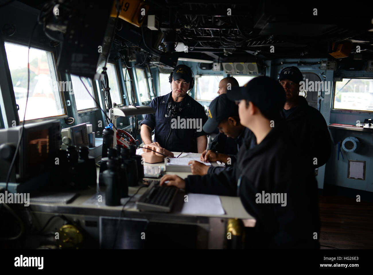 150414-N-OK605-034 Yokosuka, Japon (14 avril 2015) - quartier-maître de 3e classe Spencer Lewis, attaché à la 7ème Flotte américaine navire amiral USS Blue Ridge (CAC 19), le mans sound-powered téléphone au la table à cartes sur la passerelle de navigation du navire alors que le navire se prépare à quitter la flotte, commandant de Yokosuka Activités. Blue Ridge est au départ d'effectuer des patrouilles, de renforcer et de favoriser les relations au sein de l'Indo-Asia Région du Pacifique. (U.S. Photo par marine Spécialiste de la communication de masse de la classe 3ème Samuel Weldin/ libéré) USS Blue Ridge operations 150414-N-OK605-034 Banque D'Images