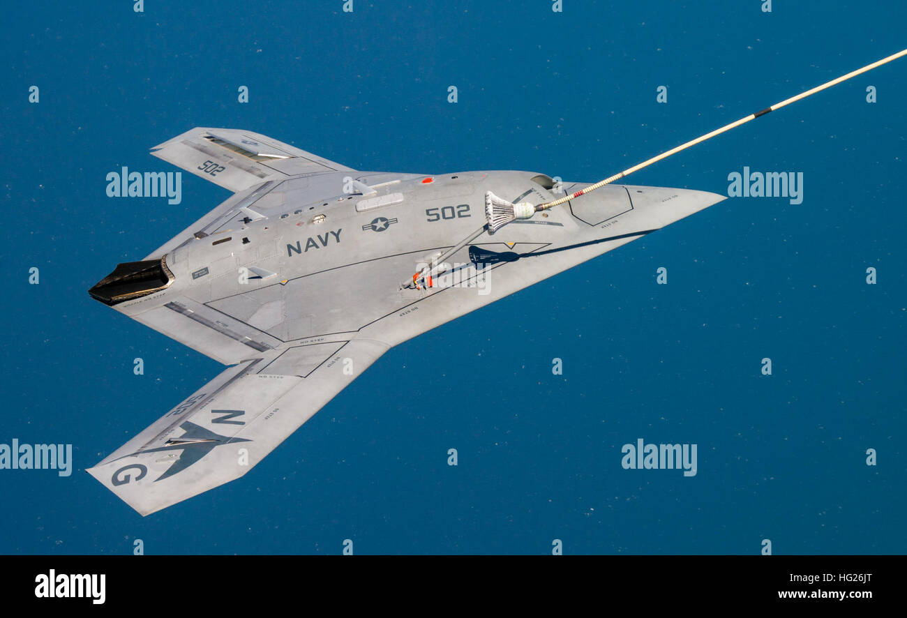 150422-N-EC233-377 Patuxent River, Maryland (22 avril 2015) La Marine's unmanned X-47B reçoit le combustible dans un oméga K-707 tanker tout en fonctionnant dans les zones d'essai de l'Atlantique sur la baie de Chesapeake. Ce test a marqué la première fois qu'un avion sans pilote ravitaillé en vol. (U.S. Photo de la marine/libérés) X-47B reçoit du carburant à partir d'un navire-citerne 707 tout en fonctionnant dans les zones d'essai de l'Atlantique Banque D'Images