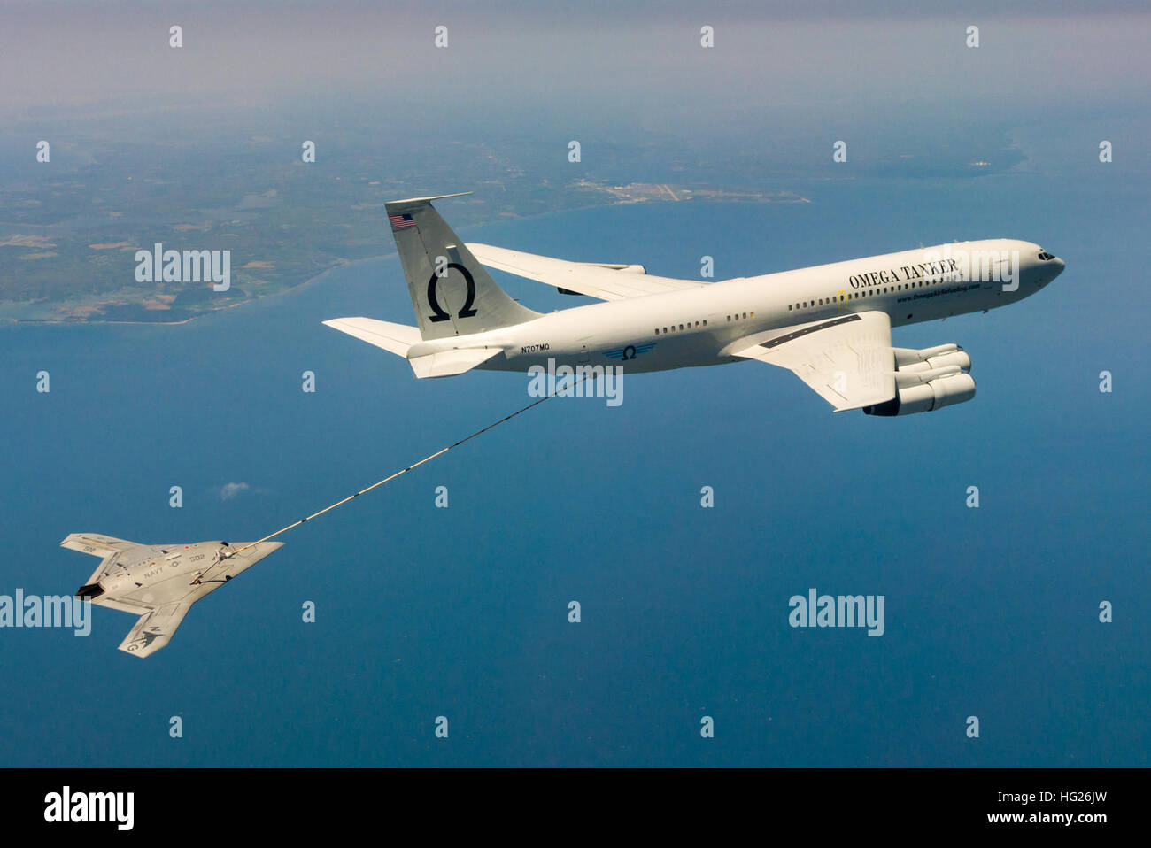 150422-N-EC233-457 Patuxent River, Maryland (22 avril 2015) La Marine's unmanned X-47B reçoit le combustible dans un oméga K-707 tanker tout en fonctionnant dans les zones d'essai de l'Atlantique sur la baie de Chesapeake. Ce test a marqué la première fois qu'un avion sans pilote ravitaillé en vol. (U.S. Photo de la marine/libérés) X-47B reçoit le combustible dans un oméga K-707 tanker tout en fonctionnant dans les zones d'essai de l'Atlantique Banque D'Images