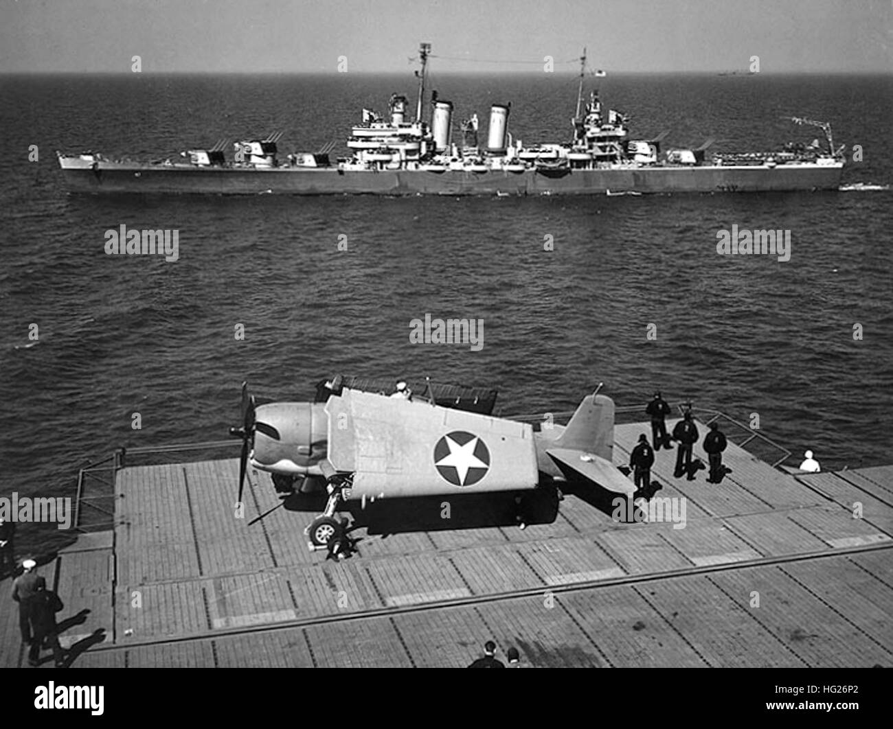 USS Boise (CL-47) vue depuis l'île de USS Yorktown (CV-10) le 6 mai 1943. Un Grumman F6F-3 Hellcat fighter est garé sur le pont du transporteur, de l'élévateur de pointe à l'avant-plan. Remarque Boise's fresh mesure 22 camouflage, et ses quinze fusils 6/47 formés sur sa hanche bâbord à haute altitude. Photographie de la Marine américaine officielle, provenant des collections du Naval Historical Center. USS Boise (CL-47) en mer en mai 1943 Banque D'Images