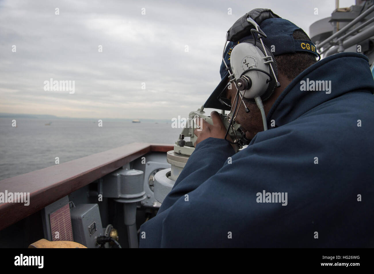 150430-N-BB269-014 Yokosuka, Japon (30 avril 2015)matelot timonier, Alexander Johnson, affecté à la classe Ticonderoga croiseur lance-missiles USS Shiloh (CG 67), tire une roulement durant un transit de Yokosuka. Shiloh est en patrouille dans la zone d'opération 7e flotte soutenir la sécurité et la stabilité dans la région du Pacifique Indo-Asia. (U.S. Photo par marine Spécialiste de la communication de masse 3e classe Raymond D. Diaz III/relâché), USS Shiloh 150430 action-N-BB269-014 Banque D'Images