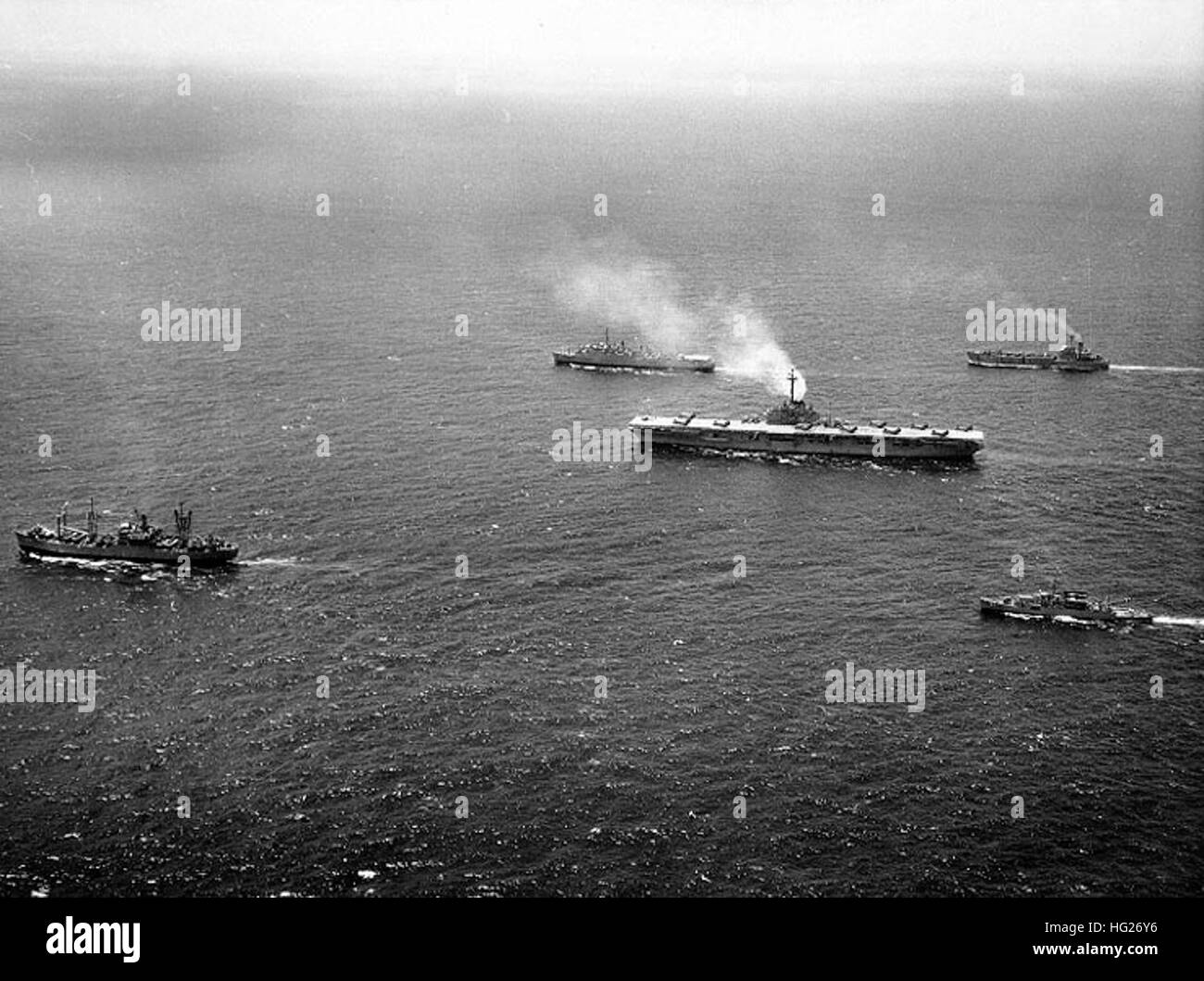 #  Photo : NH 97284 1-68 Carib Caraïbes patrouille prêt à la vapeur en formation de groupe qu'elle contrôle la mer des Caraïbes. Commandé par le capitaine J.B. Drachnik, USN, commandant de l'Escadron amphibie quatre, sa mission est la promotion de la paix et de la bonne volonté et la protection des citoyens américains et les biens à terre en temps de crise. Homeported à Norfolk, en Virginie, le groupe a été déployée depuis le mois de mars. Navires de la prêt groupe sont : (l-r) Attaque d'un cargo, le USS Rankin (AKA-103) ; Landing Ship Dock, USS Fort Snelling (LSD-30) ; de débarquement amphibie USS Boxer (LPH-4) ; Landing Ship Tank, USS Graham Comté (LST-1176) ; Banque D'Images