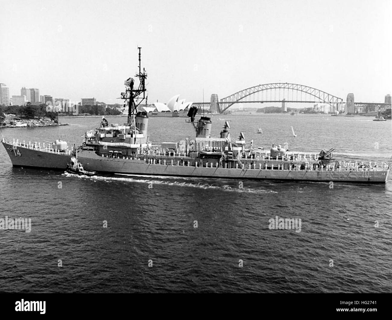 USS Buchanan (DDG-14) visite de Sydney, New South Wales, Australie, en 1985. L'Opéra de Sydney et Sydney Harbour Bridge sont à l'arrière-plan. Photographie de la Marine américaine officielle, provenant des collections de l'histoire navale et du patrimoine. USS Buchanan (DDG-14) visite de Sydney c1985 Banque D'Images