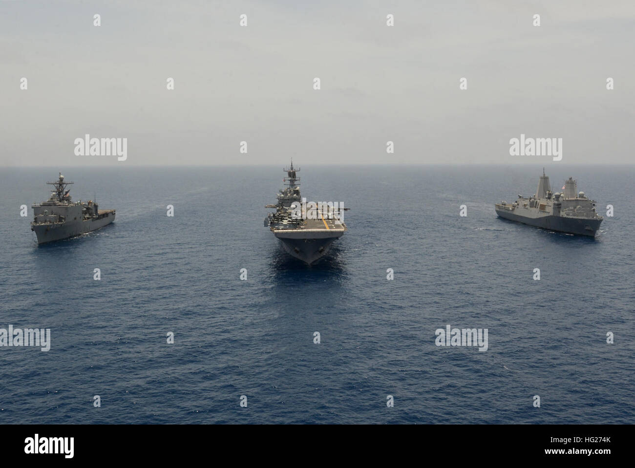 150508-N-VR583-084 GOLFE D'ADEN (8 mai 2015) - Le quai de débarquement amphibie USS Fort McHenry (LSD 43), le navire d'assaut amphibie USS Iwo Jima (DG 7) et le transport amphibie Navire dock USS New York (LPD 21) participer à une photo de l'exercice. Iwo Jima est le navire amiral de la groupe amphibie (ARG) et, avec l'entrepris 24e Marine Expeditionary Unit (MEU), fournit une solution polyvalente à la mer, la force expéditionnaire qui peuvent être adaptés à une variété de missions dans la 5e flotte américaine zone d'opérations. (U.S. Photo par marine Spécialiste de la communication de masse Seaman Gary Ward/relâché), USS Iwo Banque D'Images