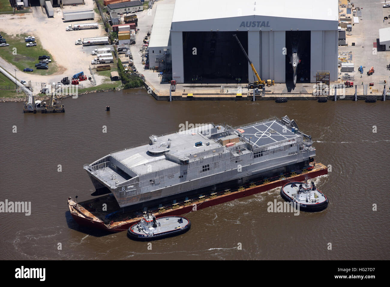 150518-N-IJ355-924 Mobile, Alabama (18 mai 2015) l'avenir à grande vitesse mixte (JHSV navire USNS Nouveau-Brunswick 6) a été lancé depuis le chantier naval Austal USA. (U.S. Photo/marine) Parution USNS au Nouveau-Brunswick (JHSV-6) à Austal USA en mai 2015 Banque D'Images