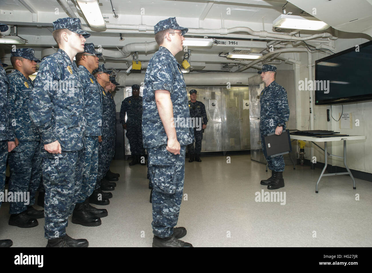 150525-N-CS616-033 MER DES PHILIPPINES (25 mai 2015) maître d'Armes 2e  classe James Bailey, de Lagrange, Ga., droite, récite le maître d'armes  Creed à bord de la classe Nimitz porte-avions USS George Washington (