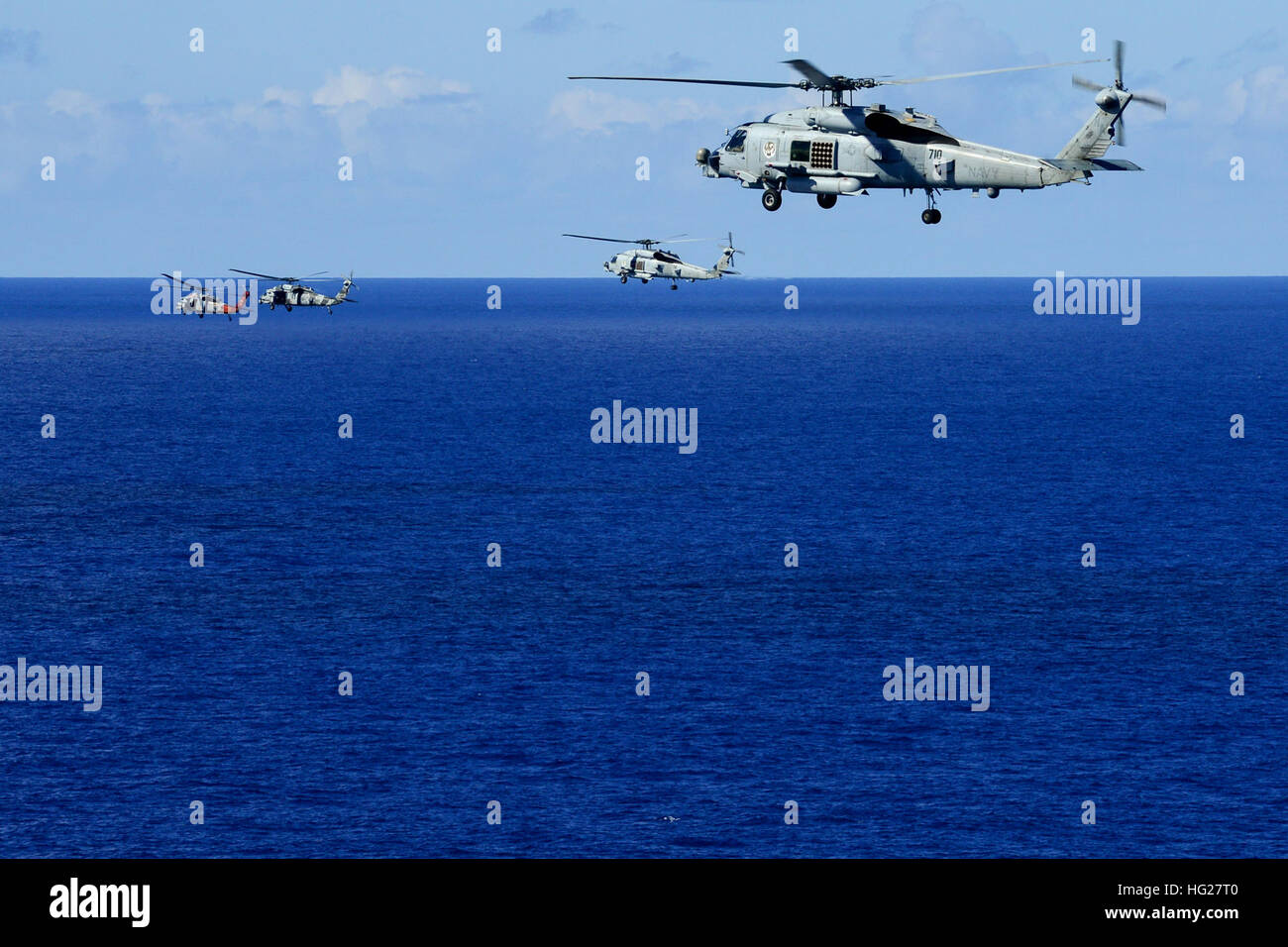 150531-N-GW139-395 OCÉAN PACIFIQUE (31 mai 2015) Deux grève maritime Hélicoptère Escadron (HSM) 73 "Battle Cats" MH-60R et deux hélicoptères Sea Hawk Helicopter Squadron combat naval (HSC) 15 "Red Lions" MH-60S Sea Hawk hélicoptères volent en formation lors d'une démonstration de puissance près de porte-avions USS Carl Vinson (CVN 70). Carl Vinson et son aile, l'air carrier Air Wing (CVW), 17 sont dans la 3ème zone d'opérations de la flotte de retour au port d'attache après un Moyen-Orient pacifique occidental et le déploiement. (U.S. Photo par marine Spécialiste de la communication de masse Eric 3e classe/batardeaux) Parution USS Carl Vin Banque D'Images