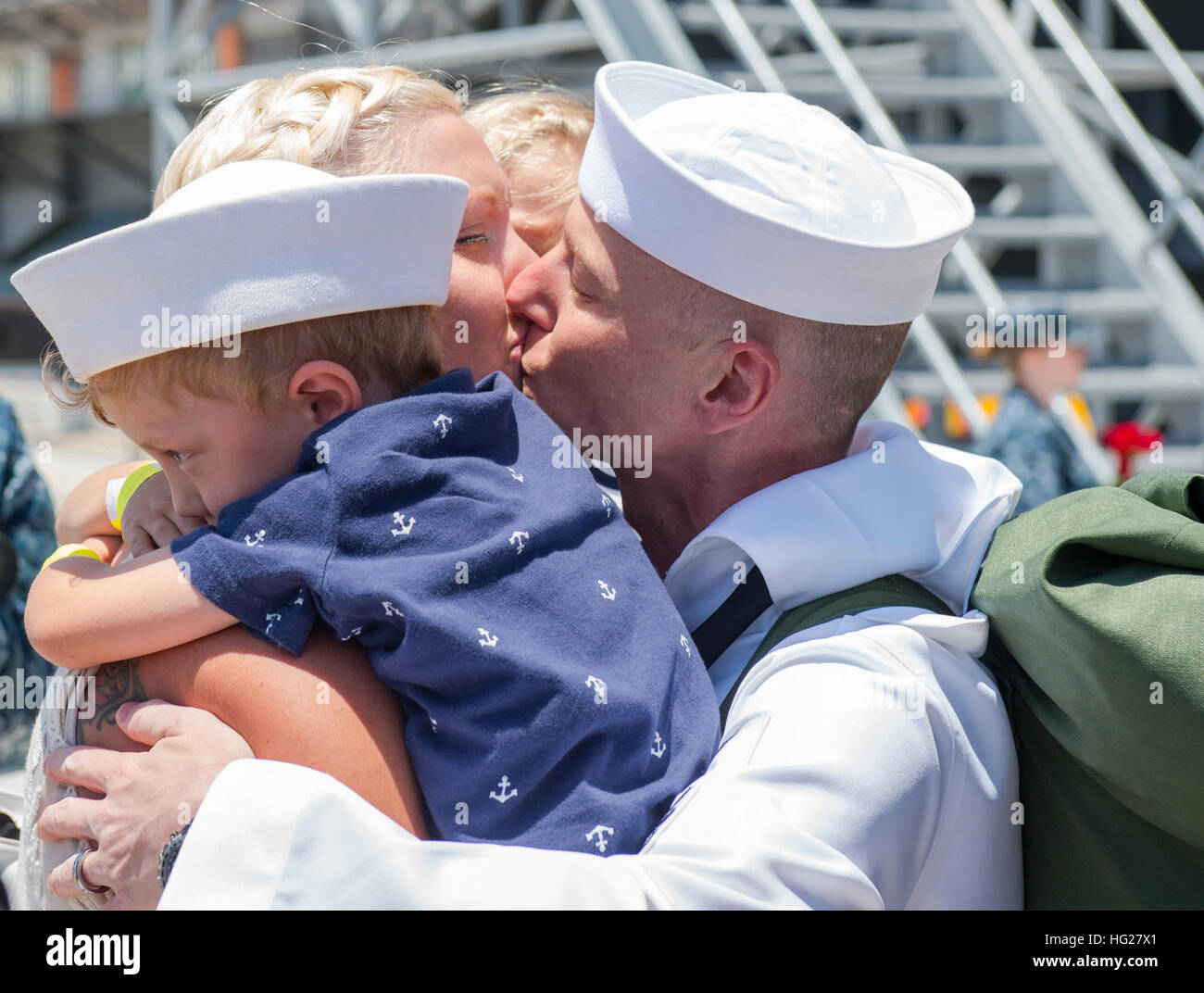 SAN DIEGO, Californie (4 juin 2015) - UN MARIN retrouve son épouse et ses deux enfants. Le groupe aéronaval du Carl Vinson (CSG) a renvoyé aujourd'hui d'un déploiement de près de 10 mois au 5e et 7e flotte secteurs d'opérations. Le Carl Vinson CSG-classe Nimitz comprend des porte-avions USS Carl Vinson (CVN 70), a entrepris d'escadrons de l'Escadre aérienne de transporteur (CVW), 17 e Escadre de destroyers et destroyers) 1 avec le croiseur lance-missiles USS Bunker Hill (CG 52) et des destroyers lance-missiles USS Gridley (DDG 101), USS Sterett (DDG 104) et USS Dewey (DDG 105). USS Carl Vinson retourne à San Diego 150604-N- Banque D'Images