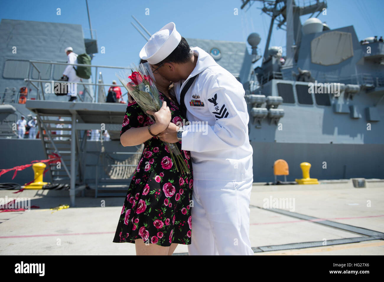 150605-N-JN664-127 SAN DIEGO (4 juin 2015) 3ème classe Spécialiste logistique Tri Nguyen donne le premier baiser lors d'une cérémonie de retrouvailles pour les missiles guidés USS Gridley (DDG 101). Le Carl Vinson Strike Group (CSG) a renvoyé aujourd'hui d'un déploiement de près de 10 mois au 5e et 7e flotte secteurs d'opérations. Le Carl Vinson CSG-classe Nimitz comprend des porte-avions USS Carl Vinson (CVN 70), a entrepris d'escadrons de l'Escadre aérienne de transporteur (CVW), 17 e Escadre de destroyers et destroyers) 1 avec le croiseur lance-missiles USS Bunker Hill (CG 52) et des destroyers lance-missiles USS Gridley (DDG Banque D'Images