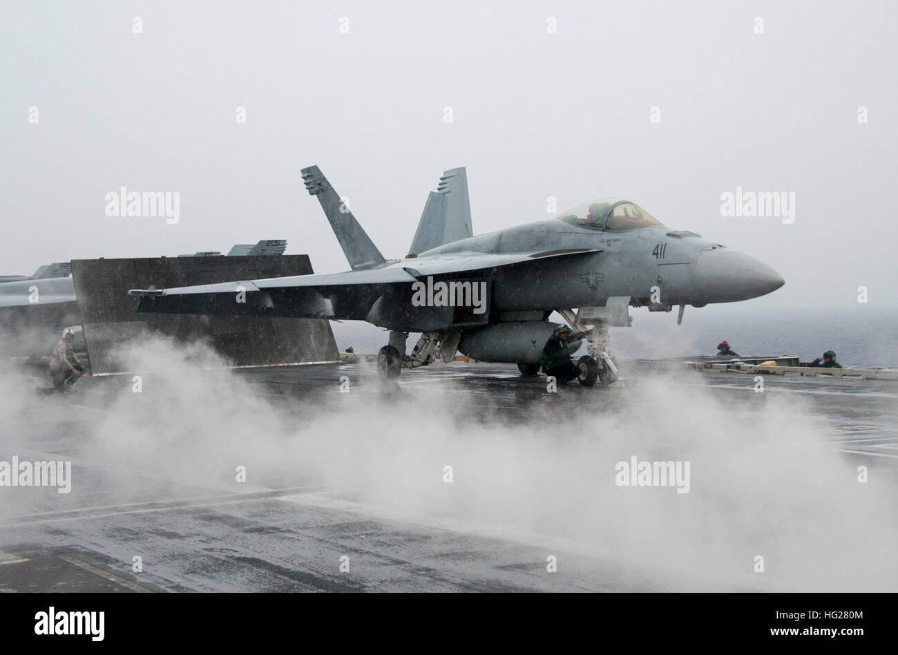 150606-N-YD641-024 EAUX PRÈS DE GUAM (6 juin 2015) Un F/A-18E Super Hornet de la "ambusters' de Strike Fighter Squadron (VFA) 195 se prépare à lancer à partir de la cabine de pilotage de la classe Nimitz porte-avions USS George Washington (CVN 73). George Washington et son aile, l'air carrier Air Wing 5 (CVW), sont en patrouille dans la zone de responsabilité de la 7ème flotte soutenir la sécurité et la stabilité dans la région du Pacifique-Indo-Asia. George Washington fera une coque-swap avec la classe Nimitz porte-avions USS Ronald Reagan (CVN 76) plus tard cette année après avoir purgé sept ans que les États-Unis Na Banque D'Images